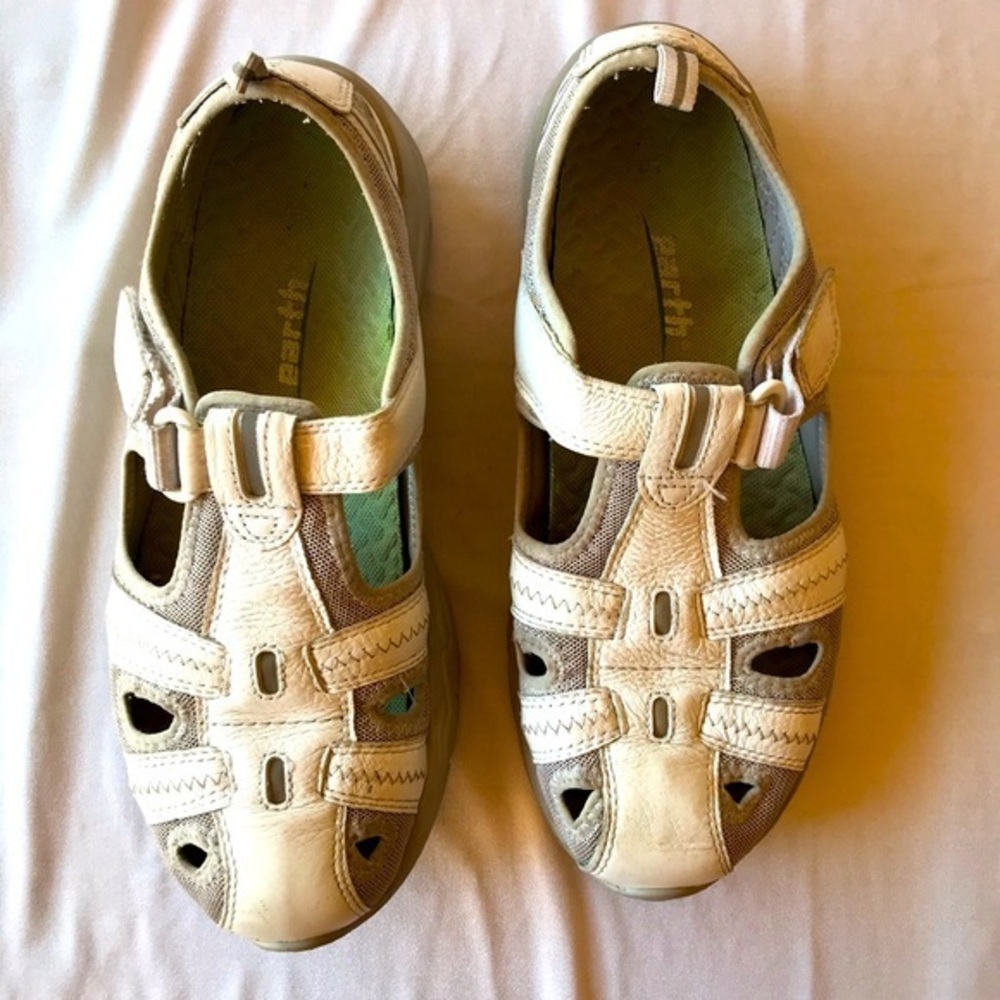 Earth Women's White Touch Fastening Walking Shoes-Size 8